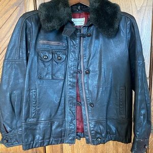 Genuine leather bomber jacket, woman size 11 or small. Removable fur collar.